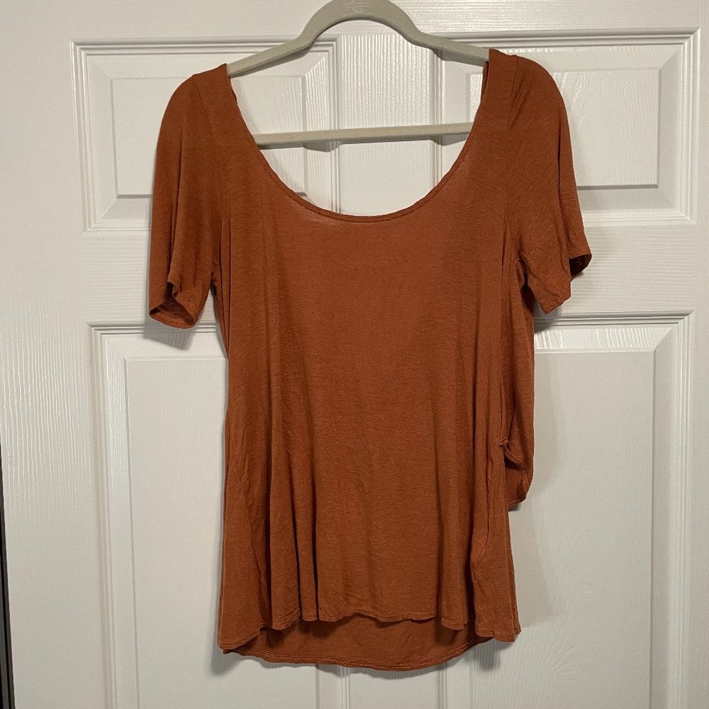 NWOT! Never Worn, Fabulous Open Back Shirt Size L